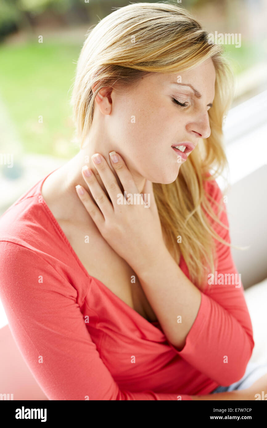 Donna con mal di gola Foto Stock