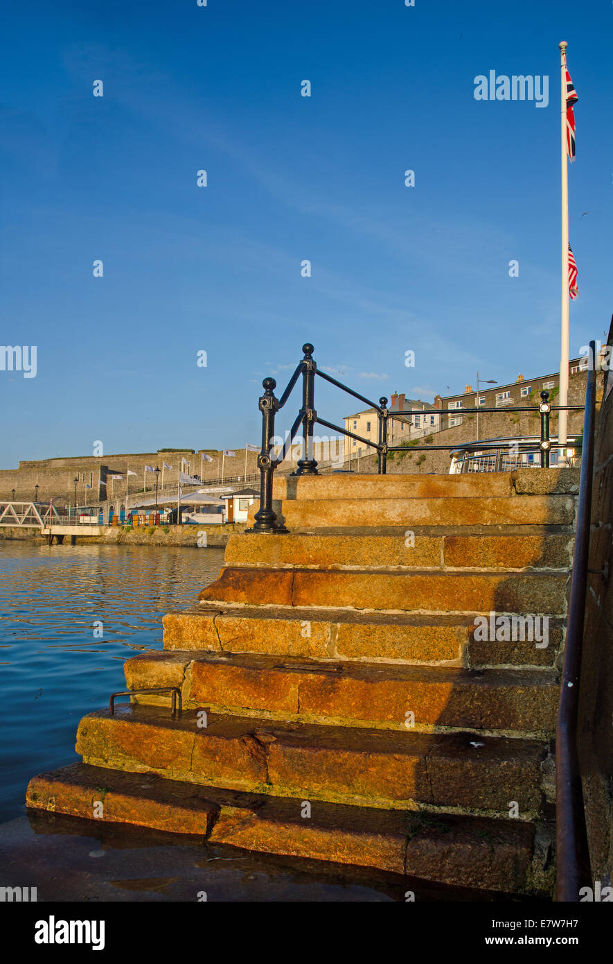 La mattina presto il sole sul Mayflower Steps in Plymouth, Devon. Foto Stock