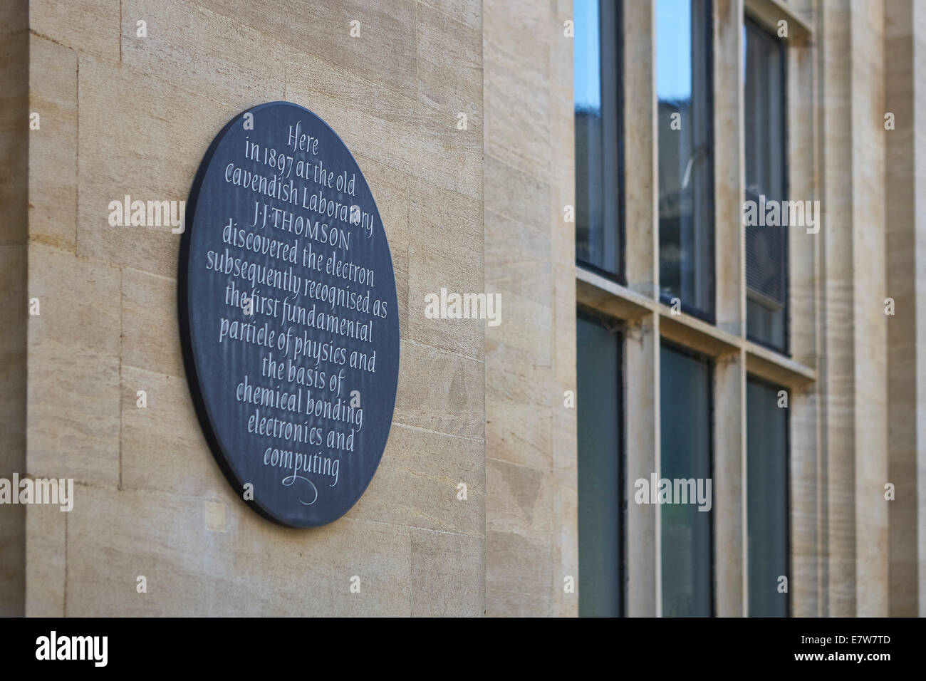 La placca al di fuori del vecchio Laboratorio Cavendish di Cambridge, in Inghilterra, che commemora la scoperta dell'elettrone nel 1897 Foto Stock