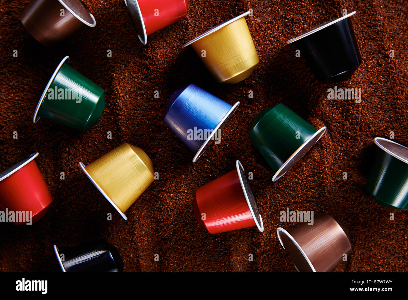 Colorata gamma di capsule di caffè su sfondo di caffè Foto Stock
