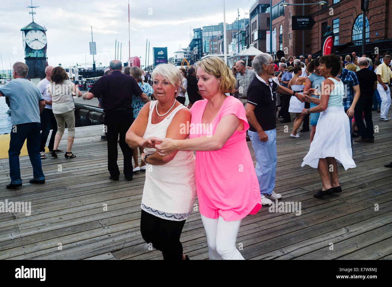 Kom og dans dancing club di Aker Brygge pier a Oslo, Norvegia Foto Stock