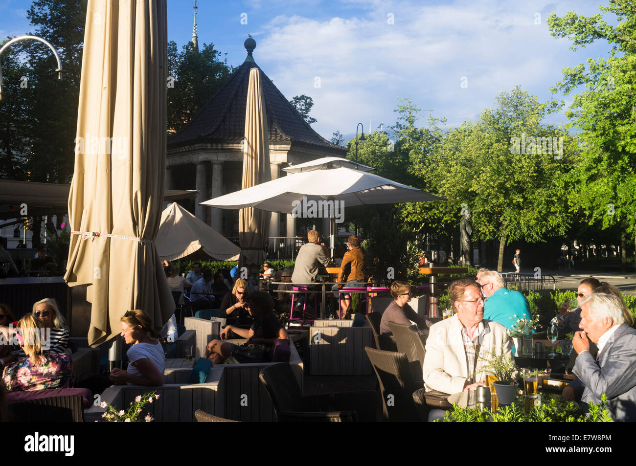 Persone presso un bar all'aperto Terrazza in un parco vicino a Karl Johans Gate. Oslo, Norvegia Foto Stock