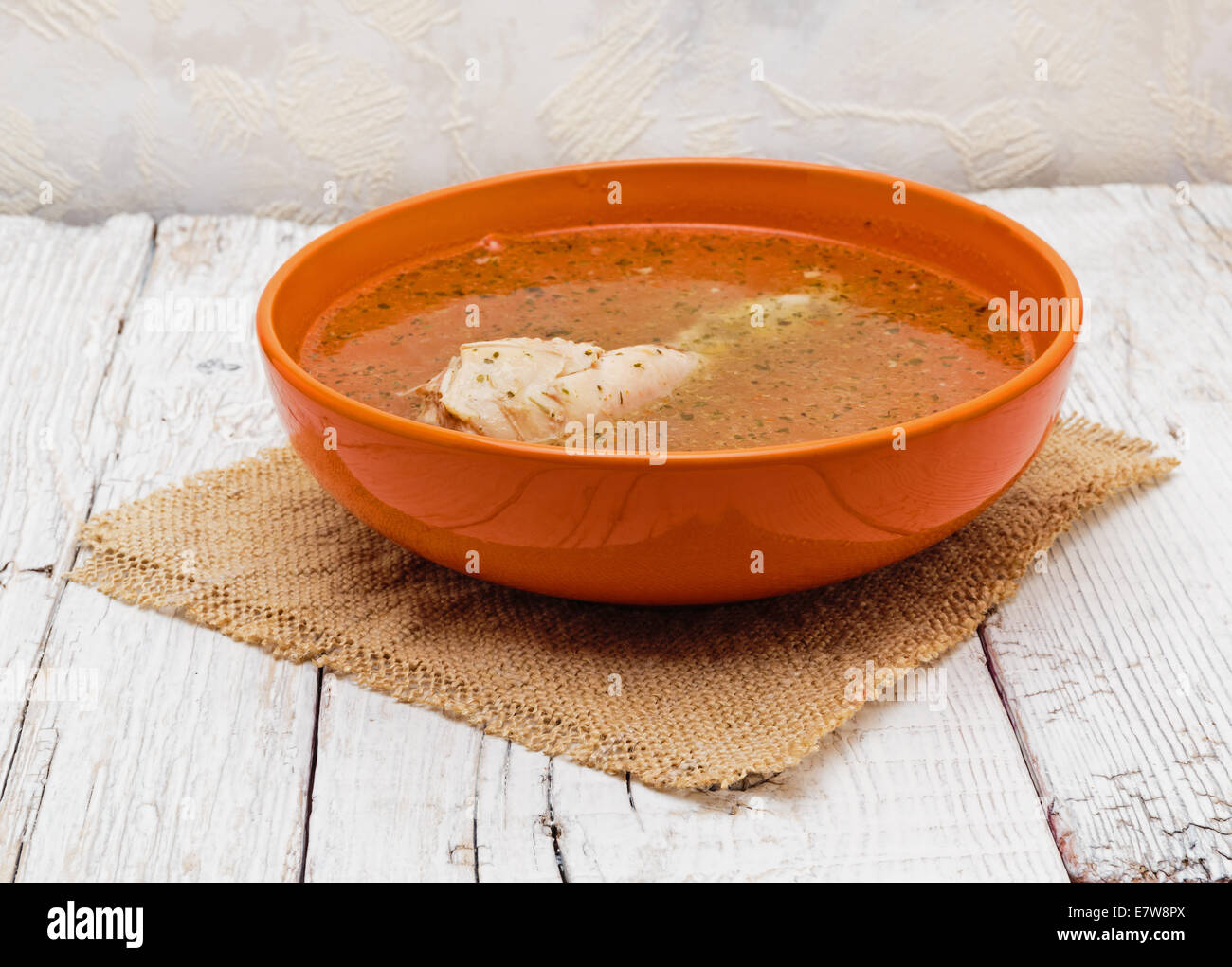 Una ciotola di zuppa di pollo su un bianco tavolo in legno Foto Stock