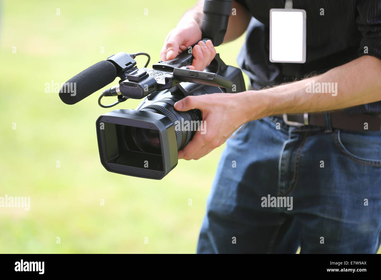 La telecamera video uomo con fotocamera su sfondo verde Foto Stock