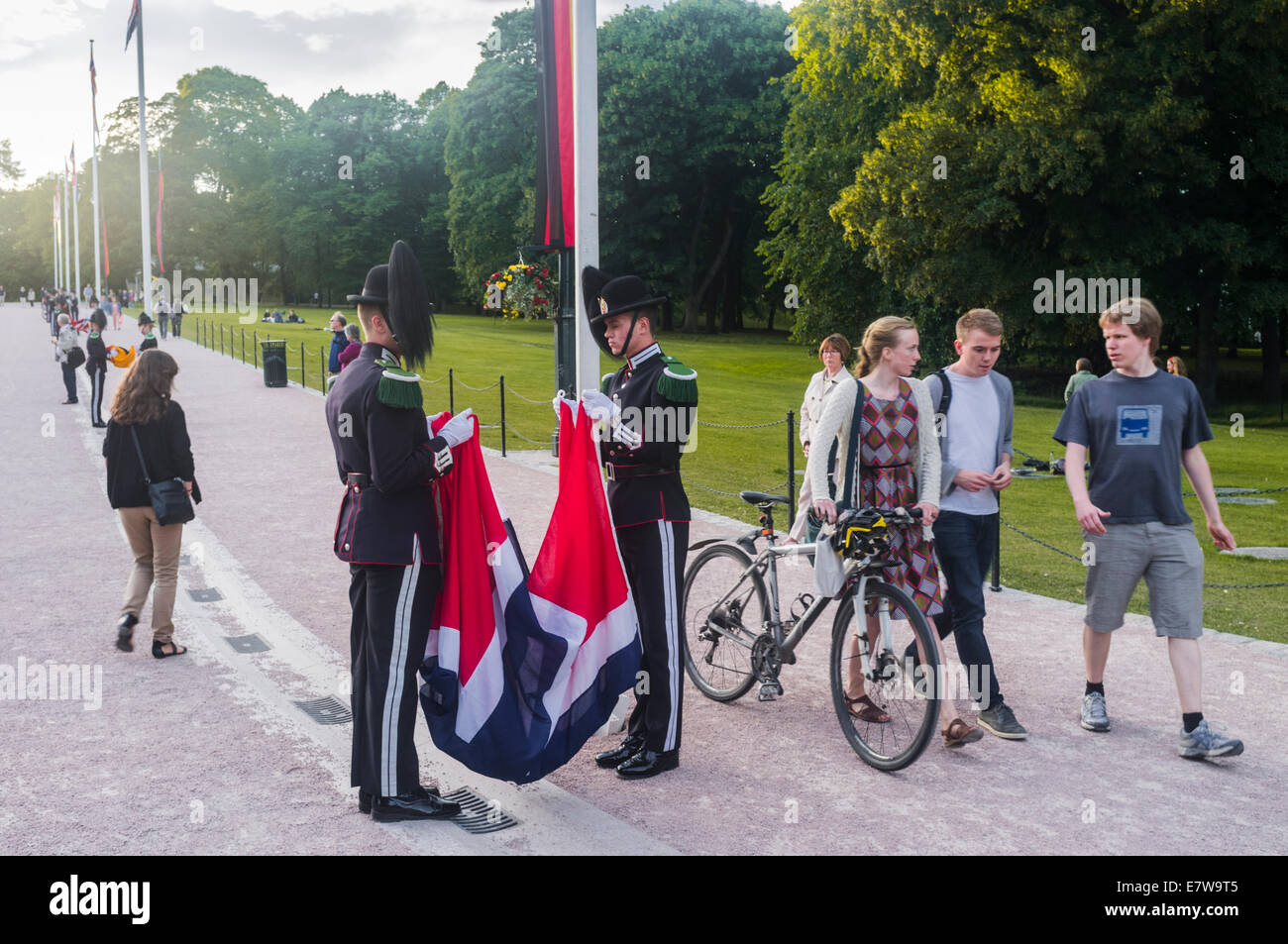 Bandiera cerimonia al Palazzo Reale di Oslo, Norvegia Foto Stock