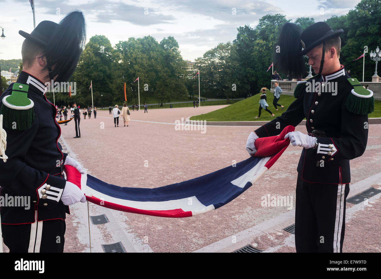 Bandiera cerimonia al Palazzo Reale di Oslo, Norvegia Foto Stock