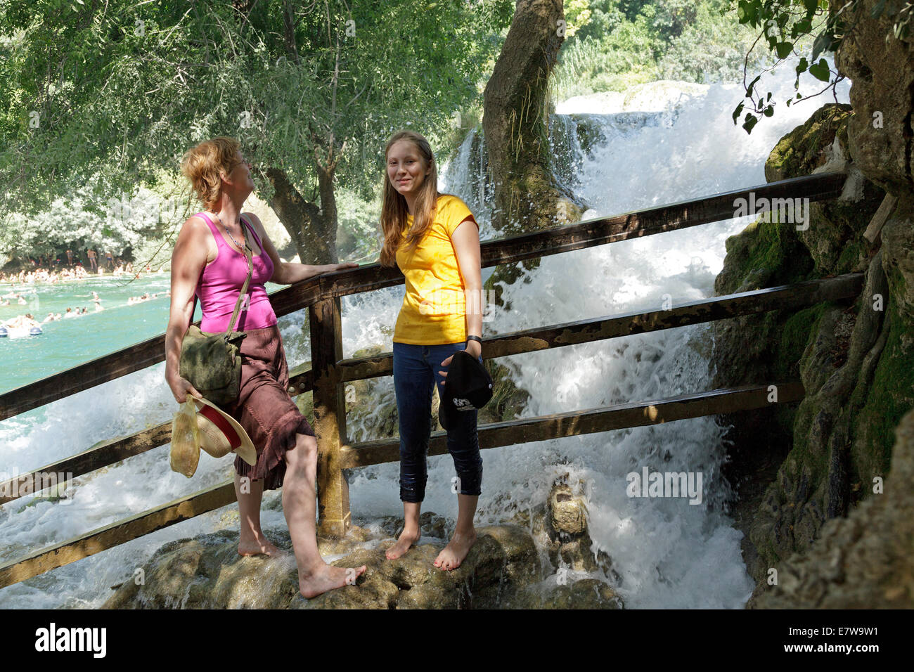 Madre e figlia nella parte anteriore del Parco Nazionale di Krka, Dalmazia, Croazia Foto Stock