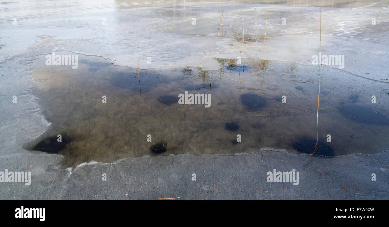 Ghiaccio debole del lago a Spring, Finlandia Foto Stock