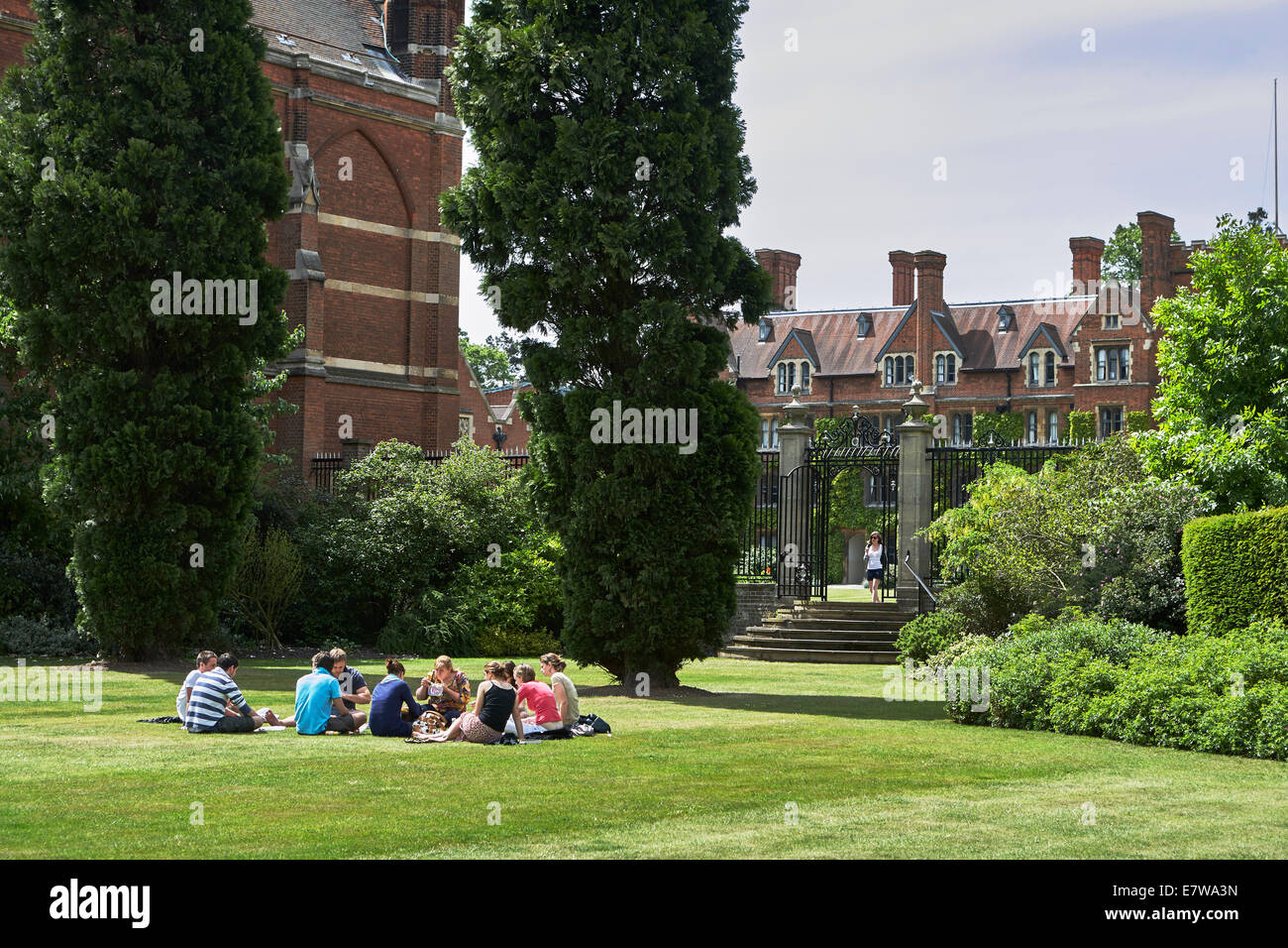 Gli studenti seduti sul prato di Selwyn College di Cambridge Foto Stock