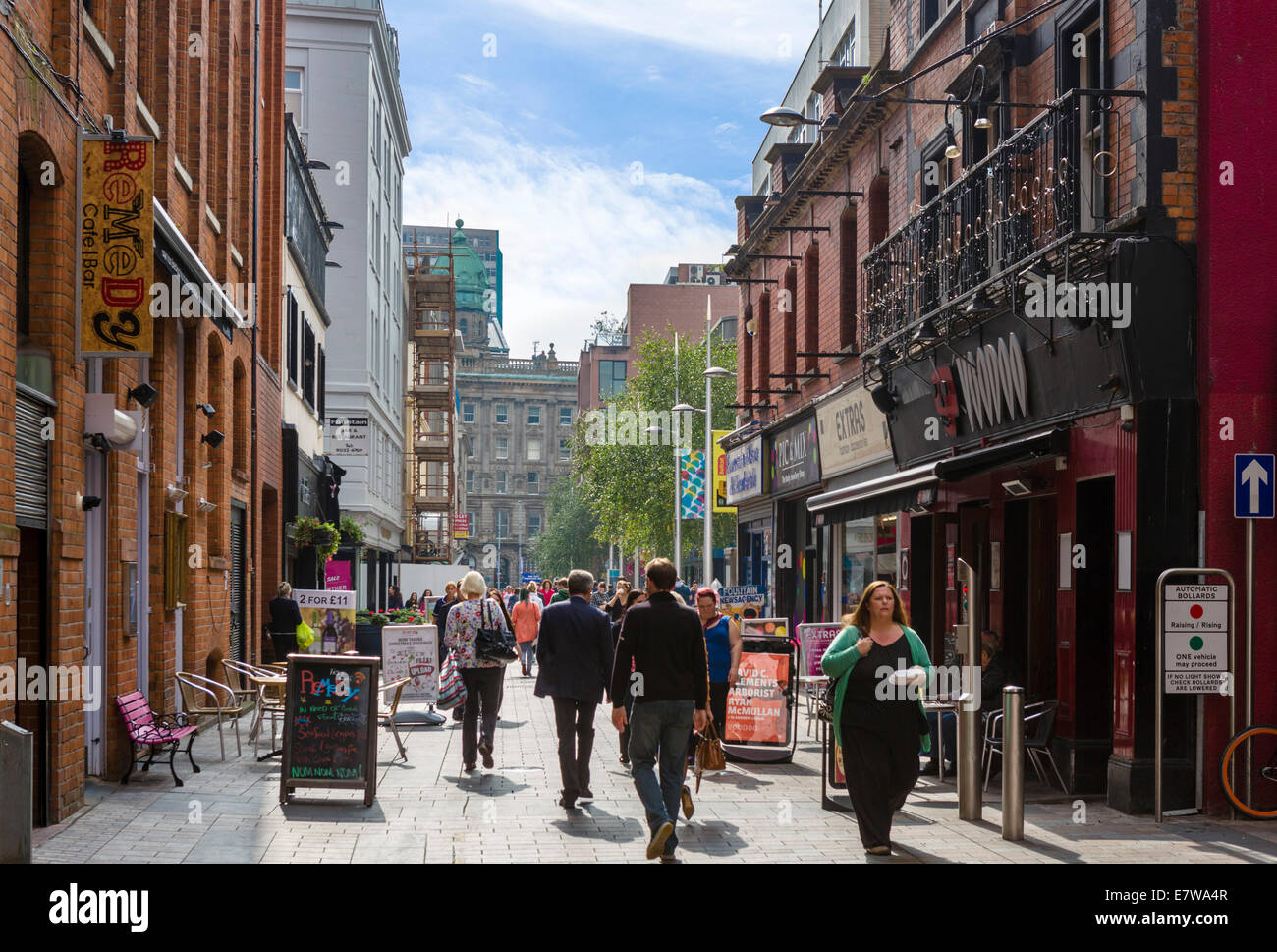 Negozi e bar nel centro della città, la Fontana Street, Belfast, Irlanda del Nord, Regno Unito Foto Stock