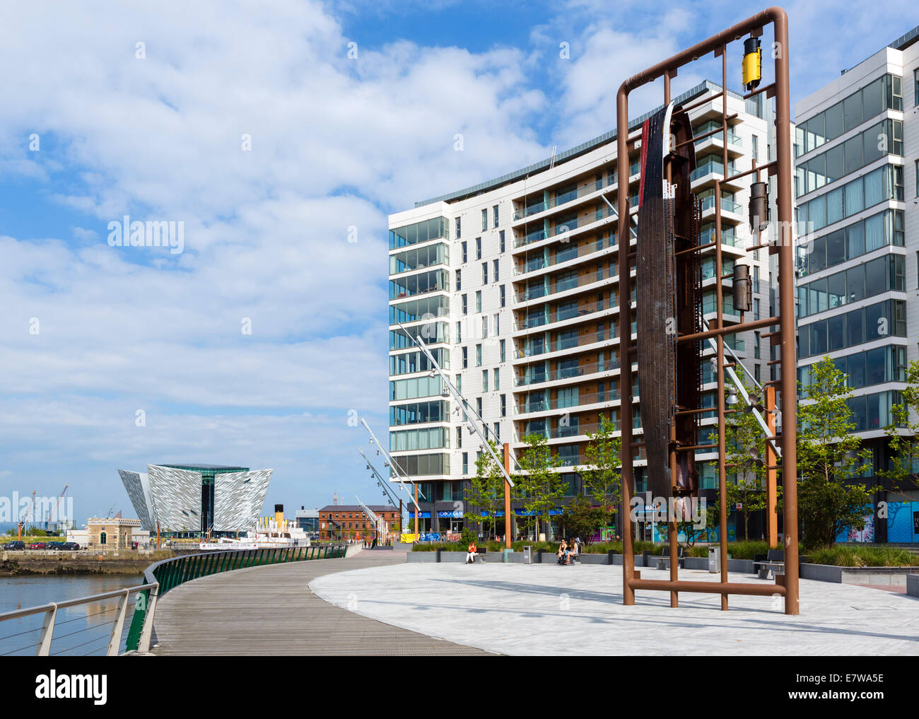 Il Titanic Quarter con Titanic Belfast museum in distanza, Belfast, Irlanda del Nord, Regno Unito Foto Stock