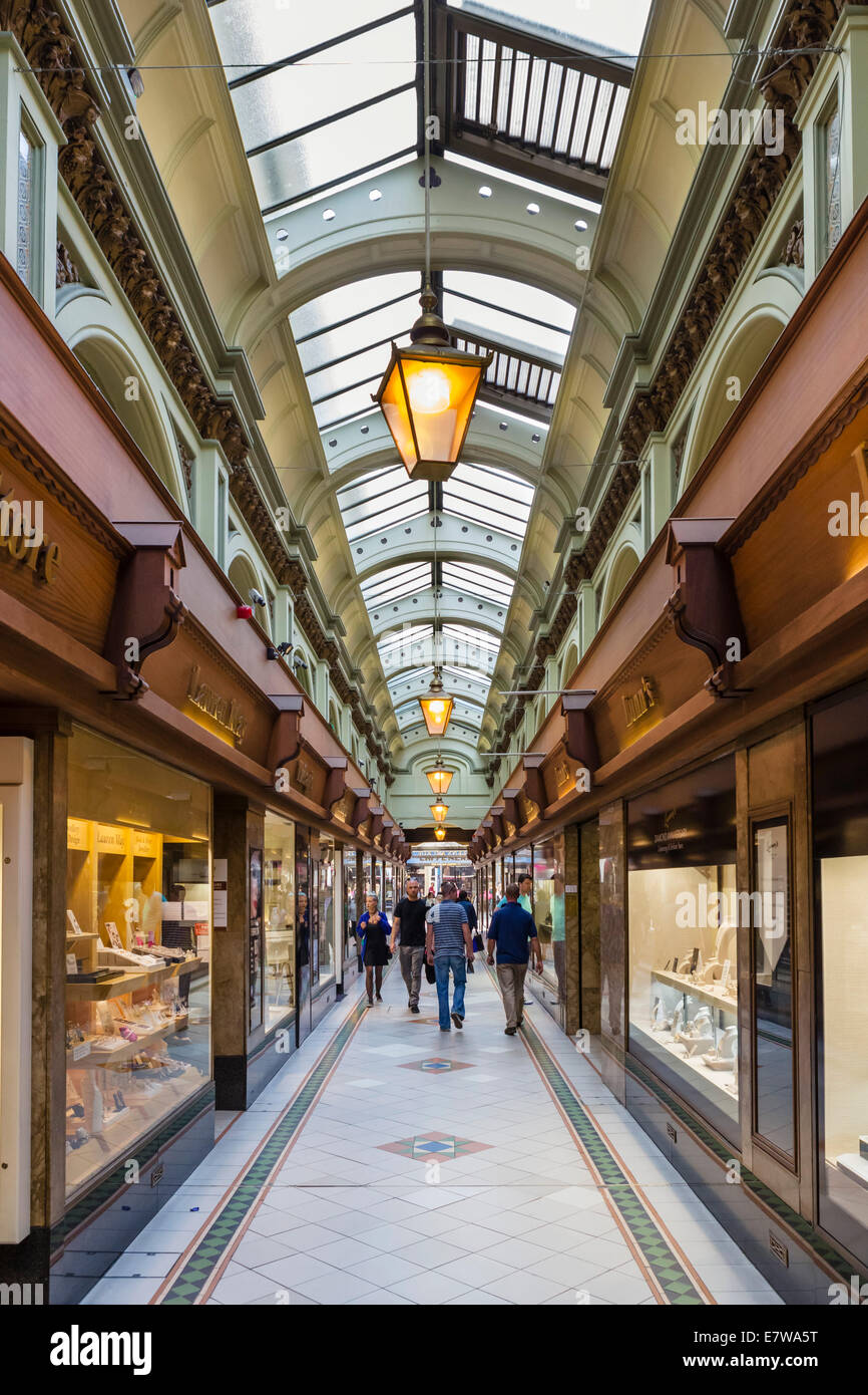 Negozi di Queen's Arcade nel centro della città di Belfast, Irlanda del Nord, Regno Unito Foto Stock