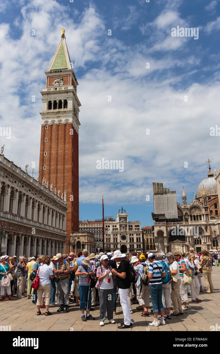 Venezia, Italia - 26 giugno 2014: i turisti su san marco piazza (piazza san marco) a Venezia Foto Stock