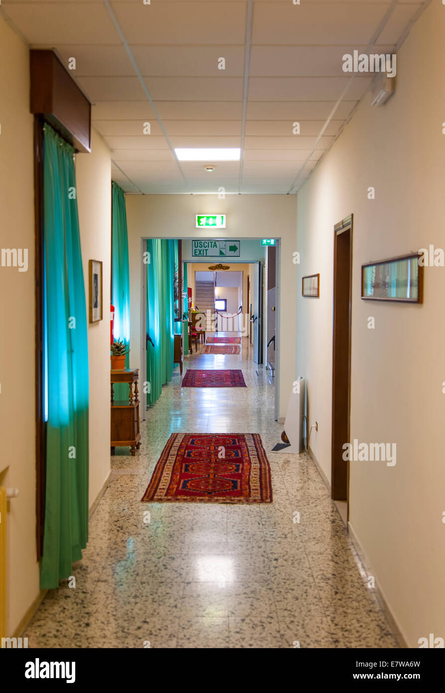 Hotel corridoio decorato in verde con pavimento piastrellato Foto Stock