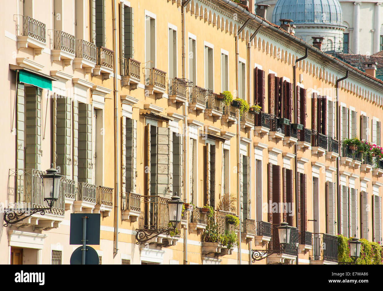 Intonaco colorato stile veneziano edifici lungo il Prato della Valle a  Padova, Italia Foto stock - Alamy