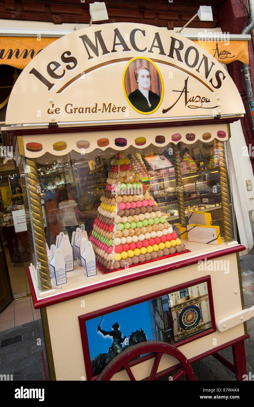 Les Macarons in vendita sulla strada a Rouen, Francia Europa Foto Stock