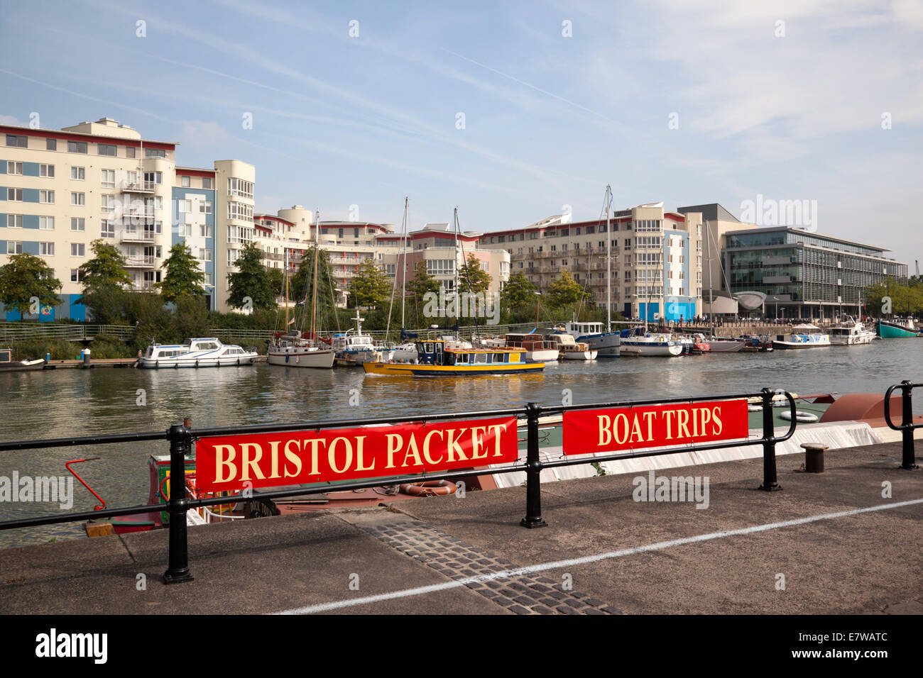Pubblicità Bristol Packet Boat Trips sul porto di Bristol con vista sul mare moderni alloggi e uffici. Città di Bristol, Inghilterra, Regno Unito Foto Stock
