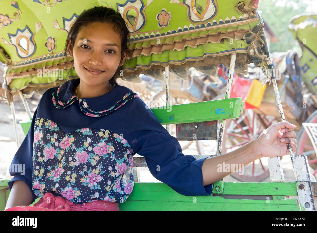 Giovane donna seduta in un tradizionale carrozza trainata da cavalli all'Ava Foto Stock