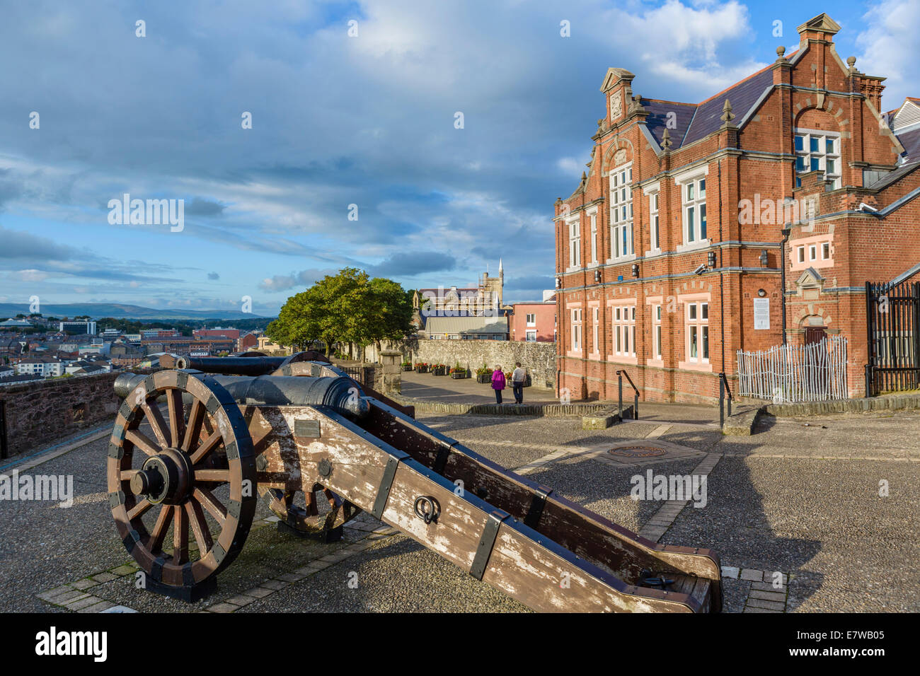 Le mura della città vecchia dal Royal Bastion in prima serata, Derry, County Londonderry, Irlanda del Nord, Regno Unito Foto Stock