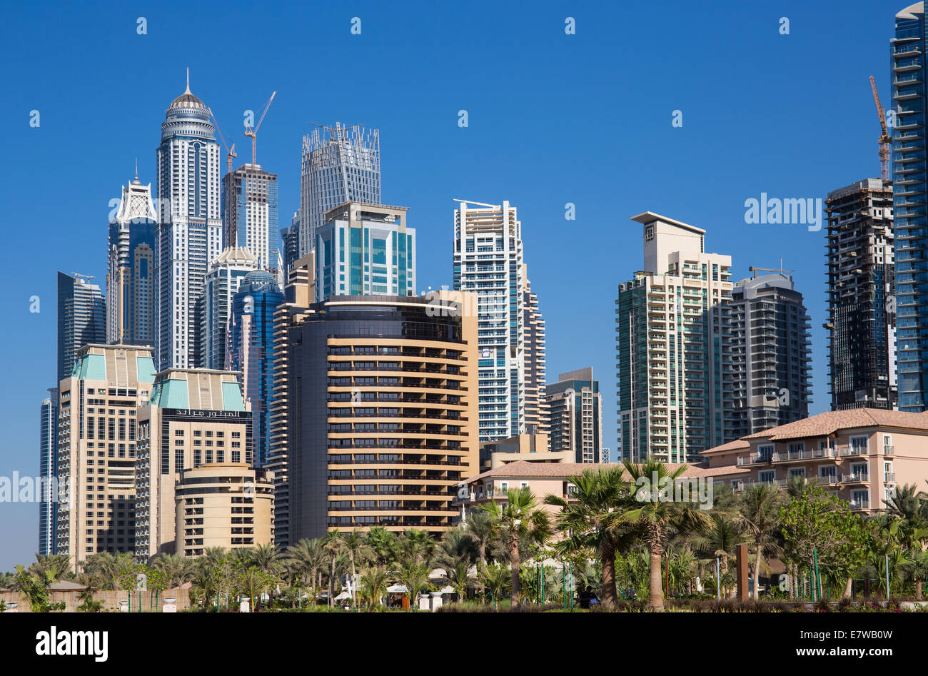 DUBAI, Emirati Arabi Uniti - 11 novembre: edifici moderni a Dubai Marina, il 11 novembre 2013, Dubai, EAU. Nella città di canale artificiale Foto Stock