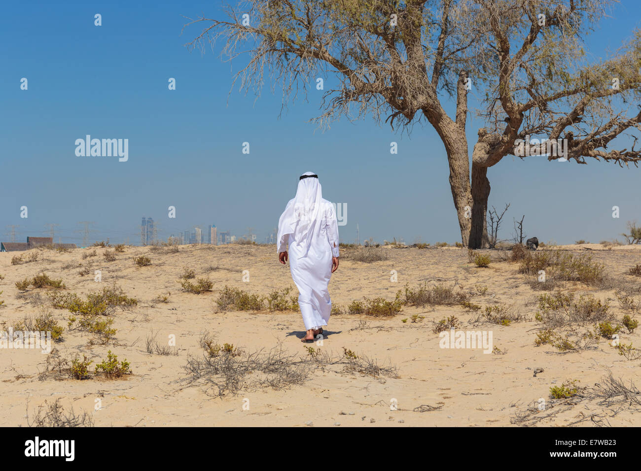 Uomo arabo in abito nazionale nel deserto Foto Stock