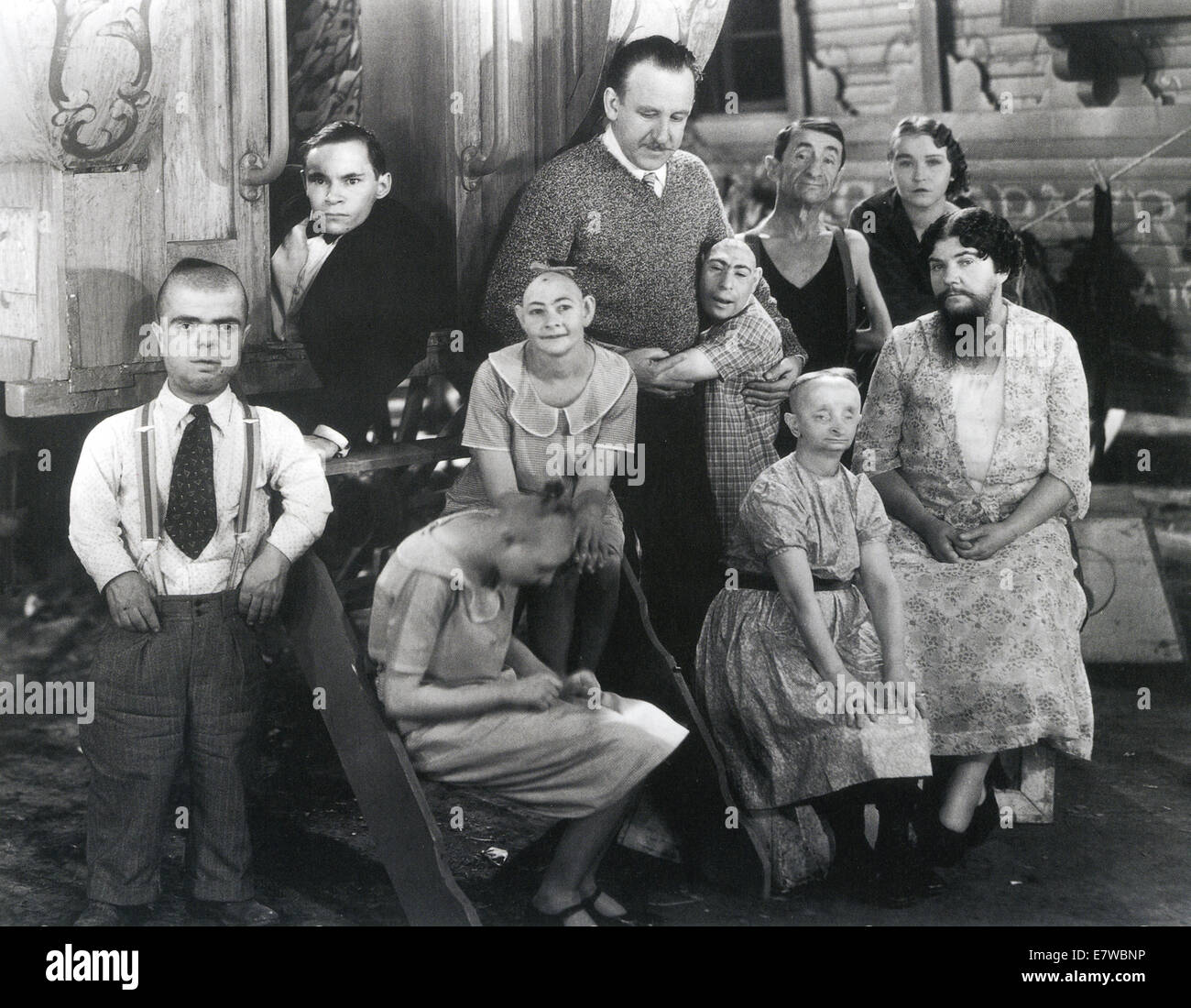FREAKS 1932 MGM film diretto da Tod Browning visto qui (in alto) con alcuni del cast Foto Stock