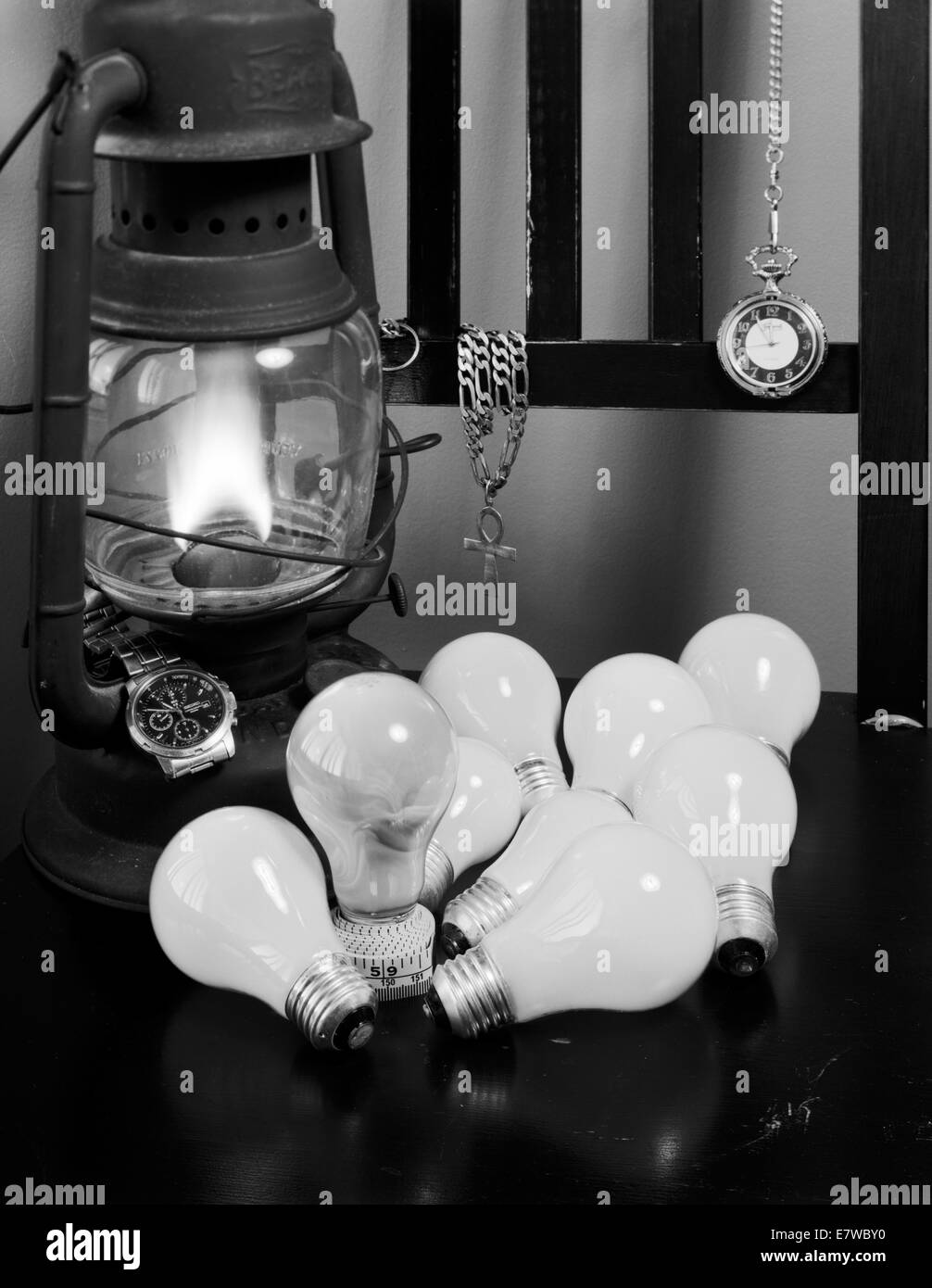 Lampadine della luce contro la lanterna accesa Foto Stock