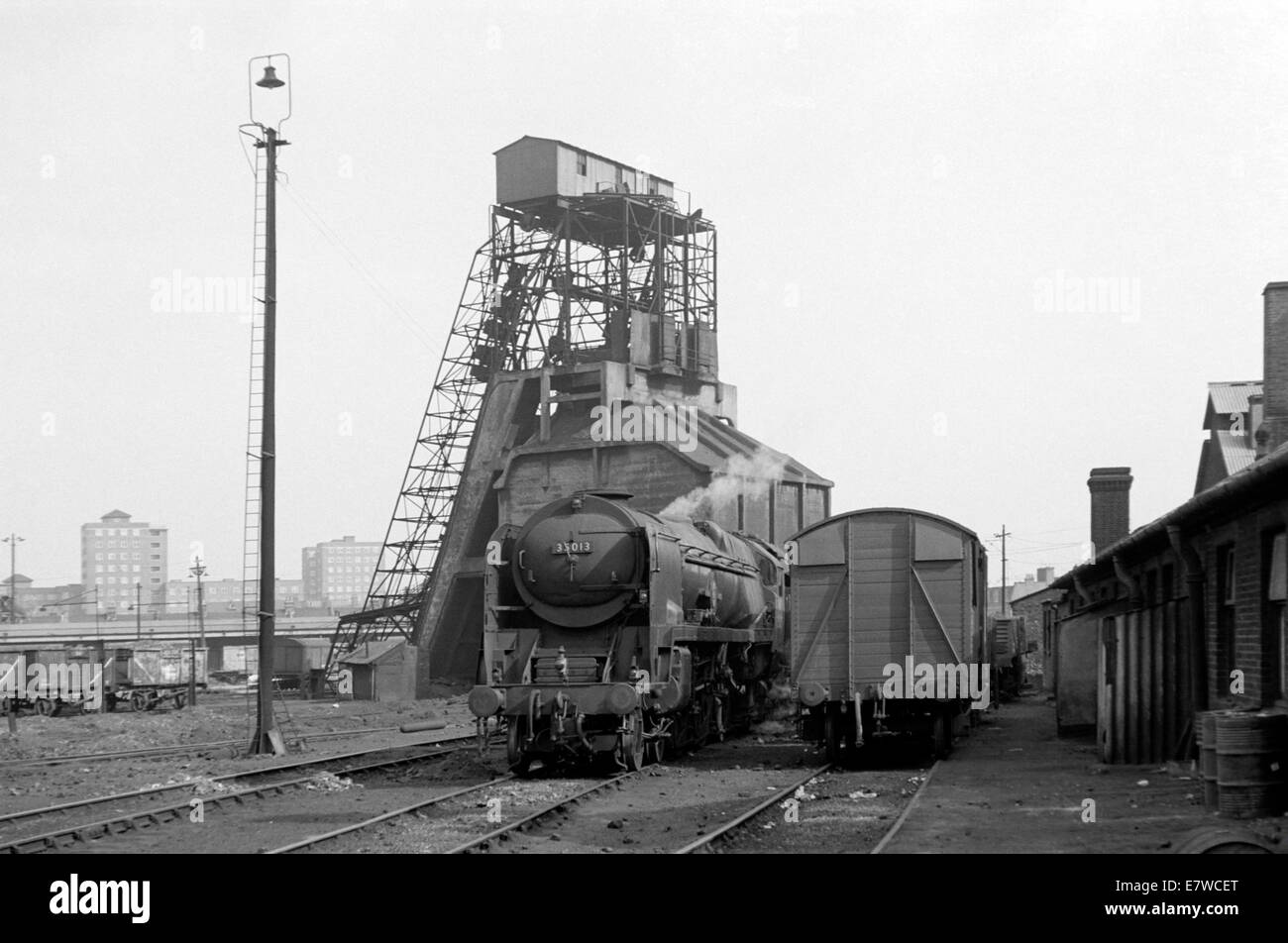 Original British Railways treno a vapore West Country classe 34013 oakhampton operanti negli anni sessanta Foto Stock