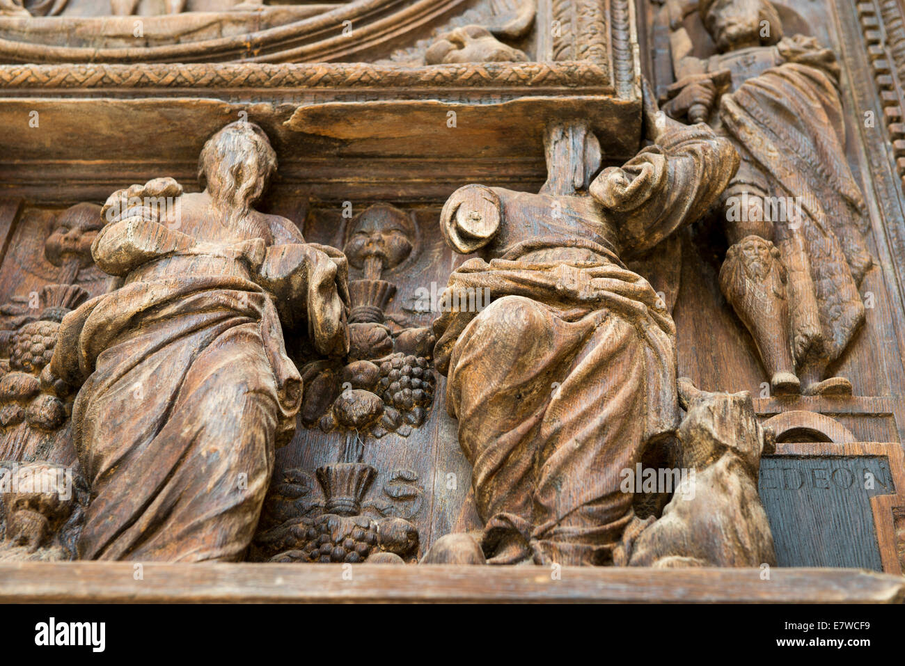 Close up di sculture in legno sulla parte esterna della cattedrale di Rouen, Rouen Normandia Francia UE Foto Stock