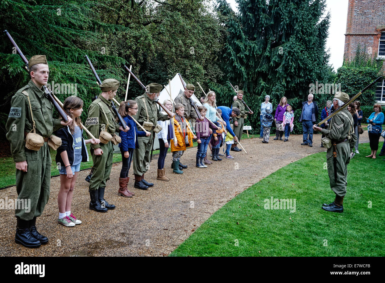 Difensori civili Home Guard Storia Vivente gruppo di eseguire una "scuola di battaglia' sessione educativa a 1940s evento revival Foto Stock