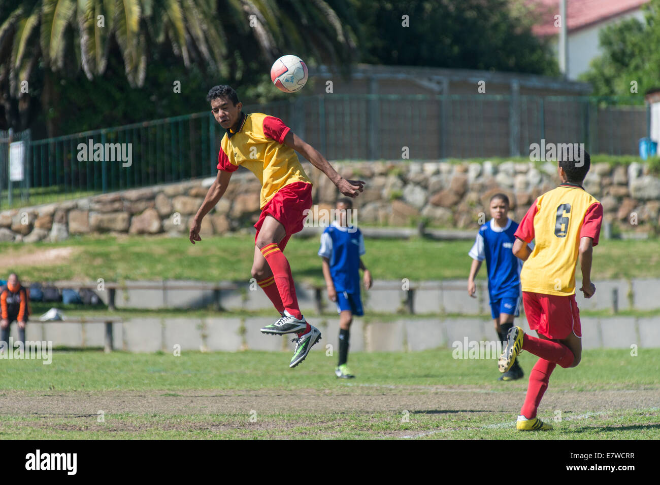 I giovani calciatori saltando di testa la sfera, Cape Town, Sud Africa Foto Stock