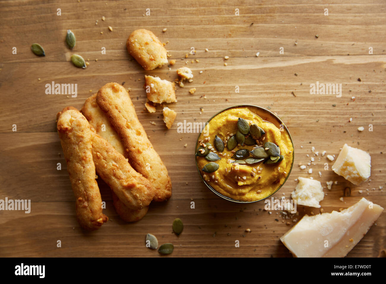 Formaggio parmigiano bastoni con hummus Foto Stock