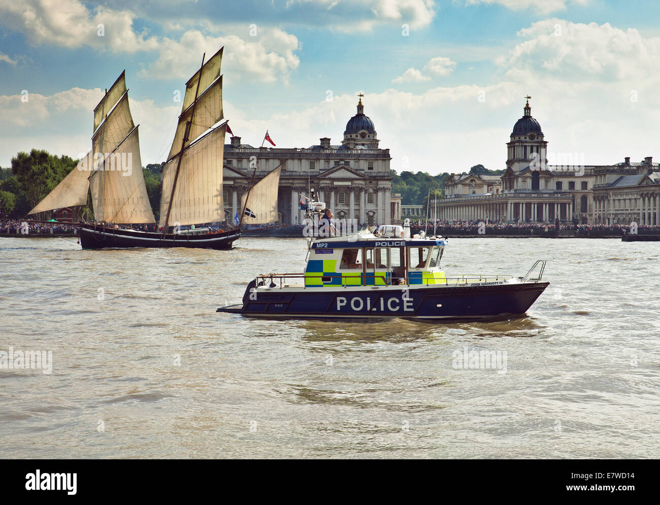 Barca di polizia pattugliano il fiume Tamigi, passando la Vecchia Royal Naval College di Greenwich. Foto Stock