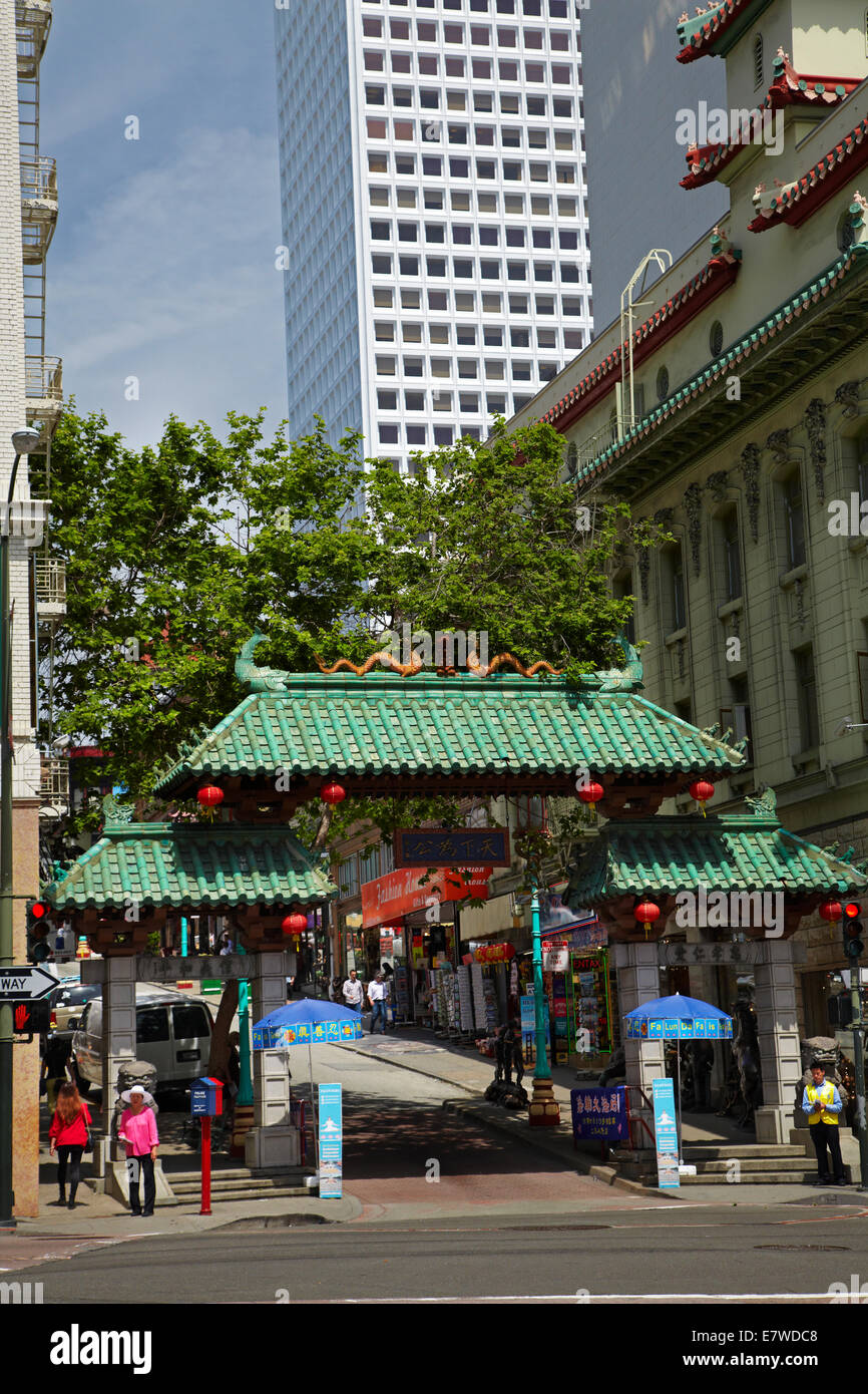 Gateway Arch (Dragon Gate), Chinatown, Grant Avenue, San Francisco, California, Stati Uniti d'America Foto Stock