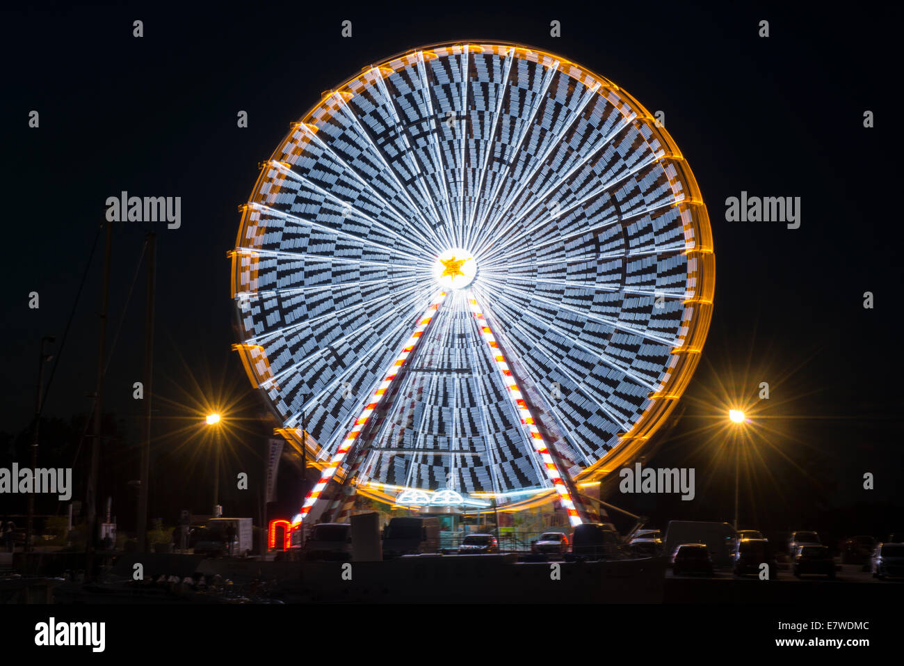 La ruota panoramica Ferris di notte, Honfleur Normandia Francia Europa Foto Stock