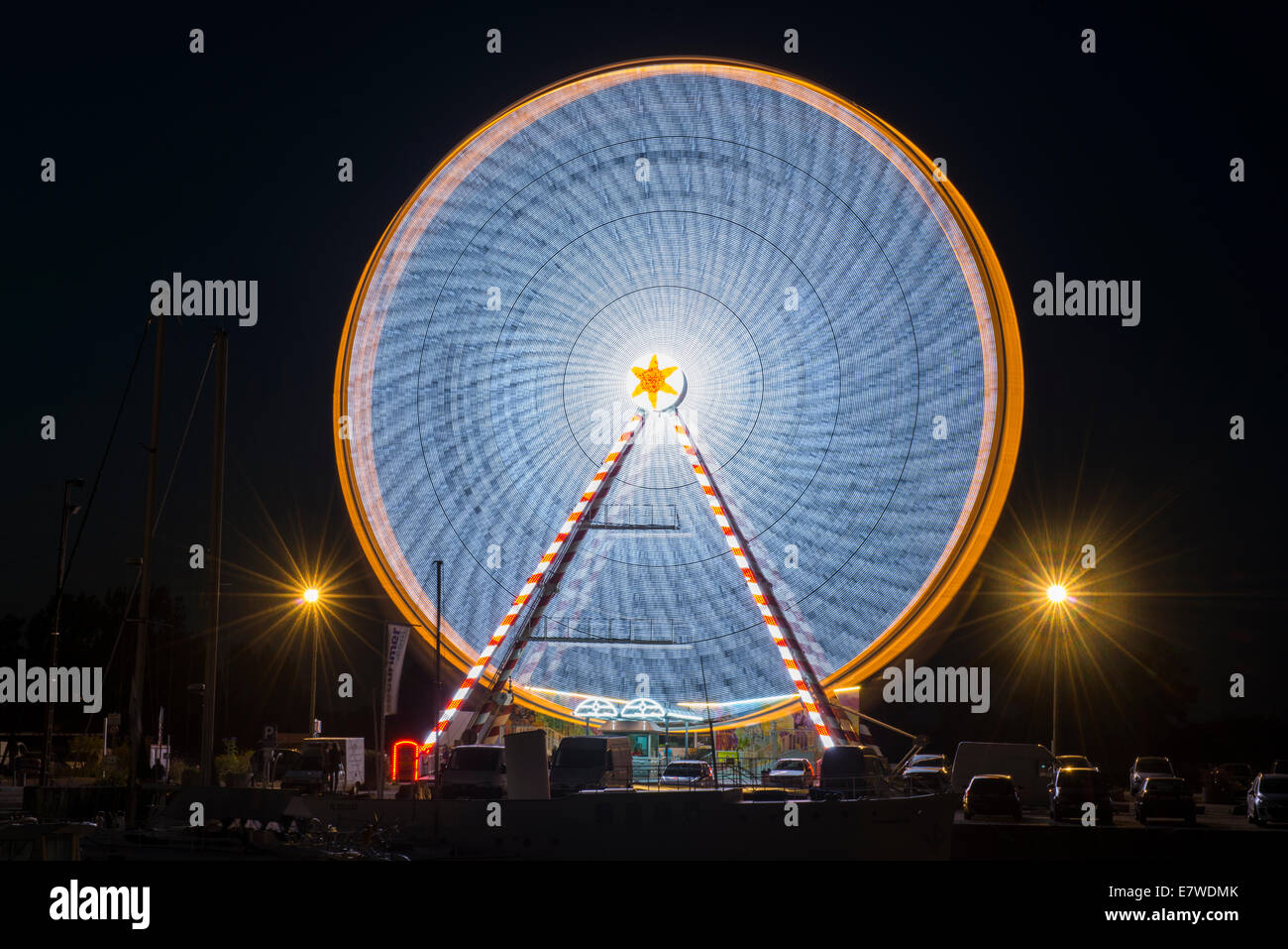 La ruota panoramica Ferris di notte, Honfleur Normandia Francia Europa Foto Stock