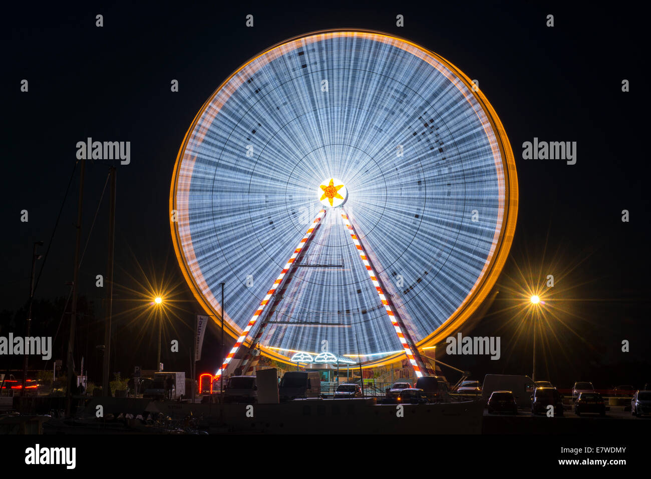 La ruota panoramica Ferris di notte, Honfleur Normandia Francia Europa Foto Stock