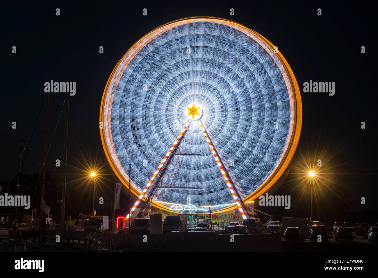 La ruota panoramica Ferris di notte, Honfleur Normandia Francia Europa Foto Stock
