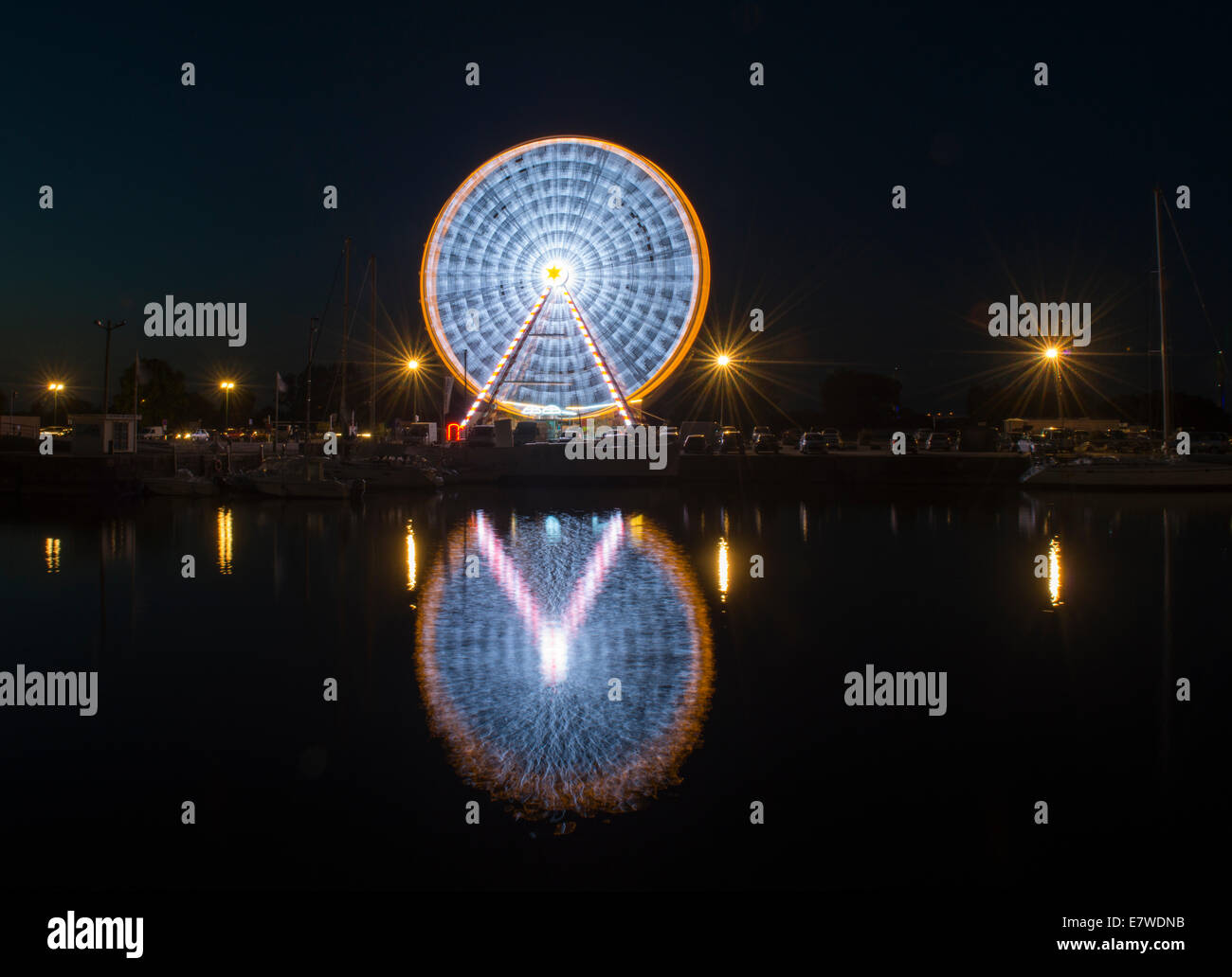 La ruota panoramica Ferris di notte, che si riflette nel fiume a Honfleur Normandia Francia Europa Foto Stock