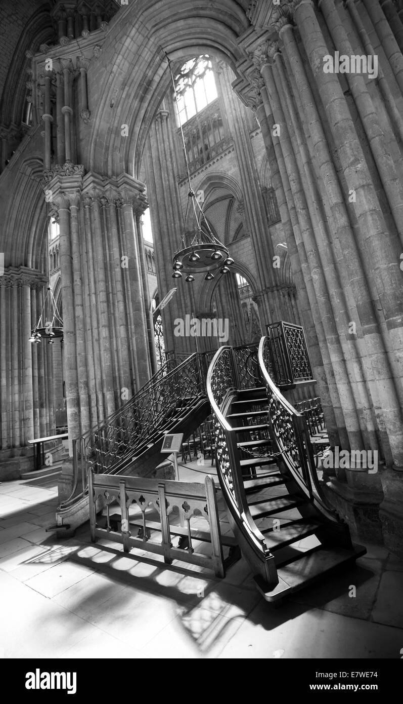 Interno della cattedrale di Rouen, Normandia Francia UE Foto Stock