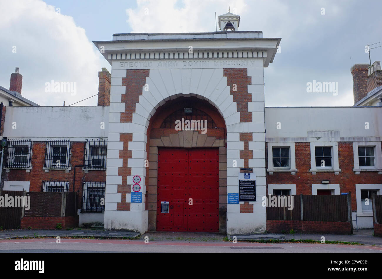 Big Red Porte di Aylesbury prigione, Buckinghamshire, UK Foto Stock