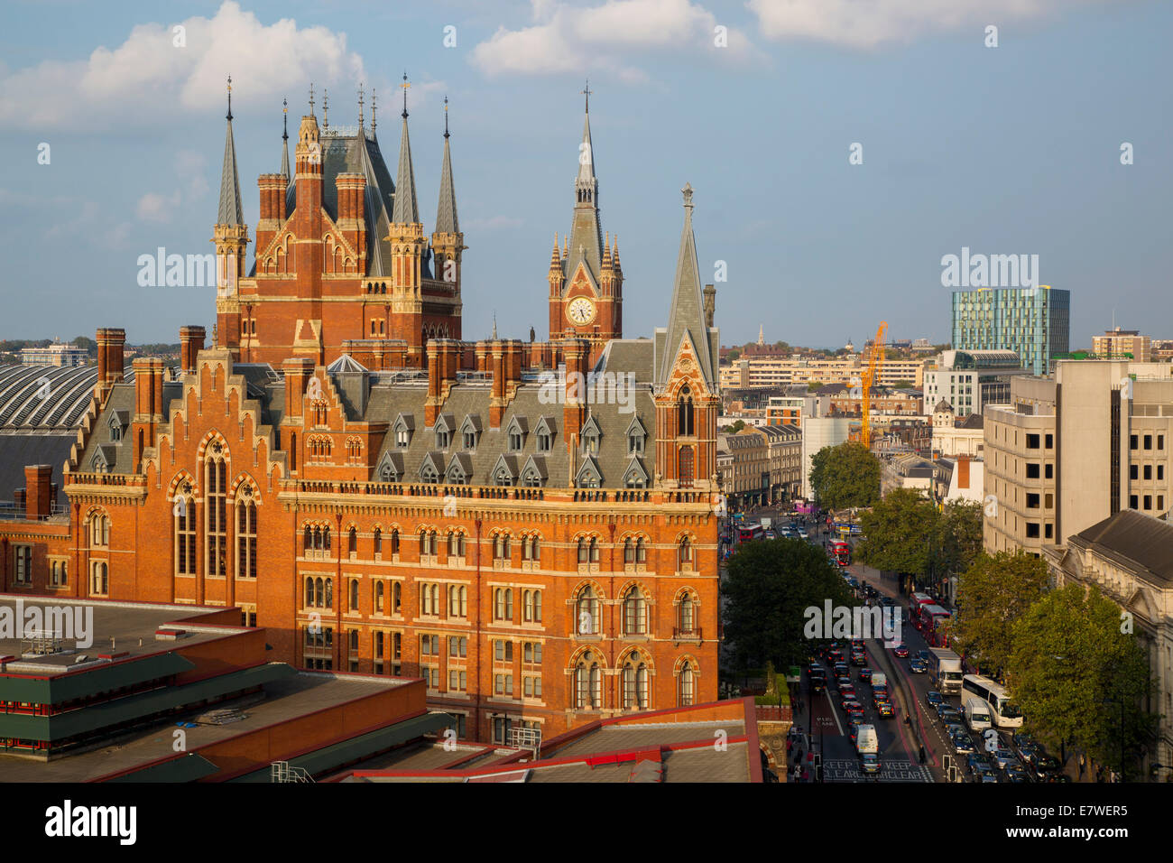 Sera vista su Saint Pancras Renaissance Hotel e Euston Road, Londra Inghilterra Foto Stock