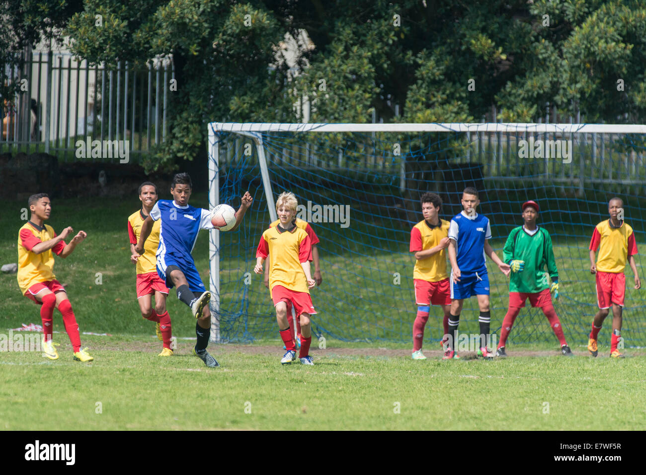 I giovani calciatori impegnativo per la sfera di fronte all'obiettivo, Cape Town, Sud Africa Foto Stock