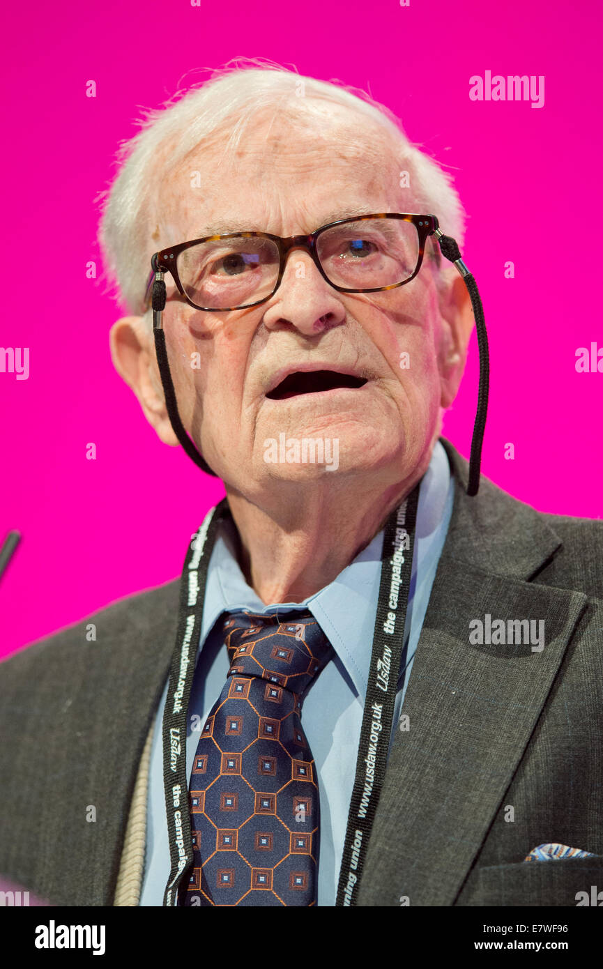 Manchester, Regno Unito. 24 Settembre, 2014. Il 91-anno-vecchio diruttori Harry Leslie Smith risolve l' auditorium il giorno quattro del partito laburista la Conferenza Annuale che avrà luogo a Manchester Central Convention Complex Credit: Russell Hart/Alamy Live News. Foto Stock