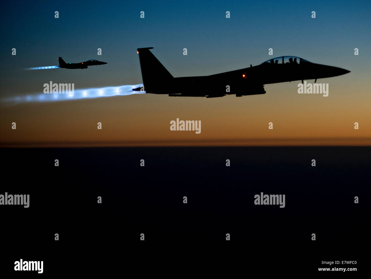 US Air Force F-15E Strike Eagle fighter aircraft fire la loro postcombustione che vola al di sopra dello spazio aereo iracheno dopo il completamento di combattere sortite contro ISIS bersagli in Siria il 23 settembre 2014. Il completato il loro primo missioni di combattimento su Siria colpire bersagli ISIS. Foto Stock US Air Force F-15E Strike Eagle fighter aircraft fire la loro postcombustione che vola al di sopra dello spazio aereo iracheno dopo il completamento di combattere sortite contro ISIS bersagli in Siria il 23 settembre 2014. Il completato il loro primo missioni di combattimento su Siria colpire bersagli ISIS. Foto Stock