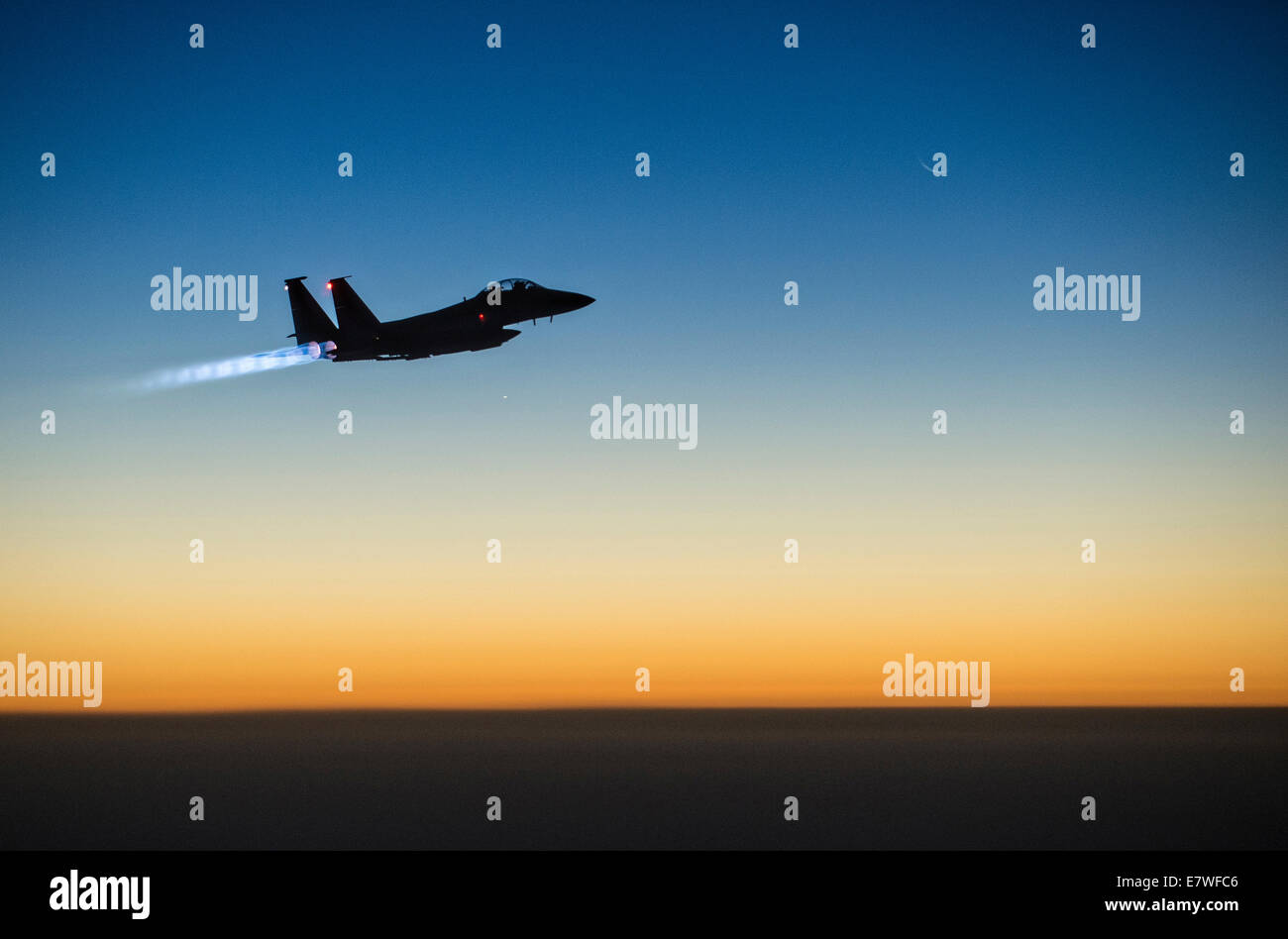 Un US Air Force F-15E Strike Eagle fighter aircraft incendi di postcombustione che vola al di sopra dello spazio aereo iracheno dopo il completamento di combattere sortite contro ISIS bersagli in Siria il 23 settembre 2014. Il completato il loro primo missioni di combattimento su Siria colpire bersagli ISIS. Foto Stock Un US Air Force F-15E Strike Eagle fighter aircraft incendi di postcombustione che vola al di sopra dello spazio aereo iracheno dopo il completamento di combattere sortite contro ISIS bersagli in Siria il 23 settembre 2014. Il completato il loro primo missioni di combattimento su Siria colpire bersagli ISIS. Foto Stock