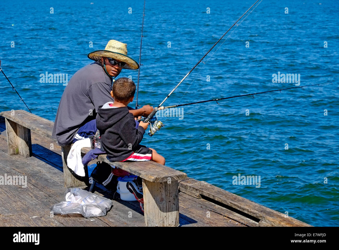 Padre e figlio la pesca come attività ricreative hobby condividere da parte di persone di tutte le età Anna Maria Island Florida FL Foto Stock