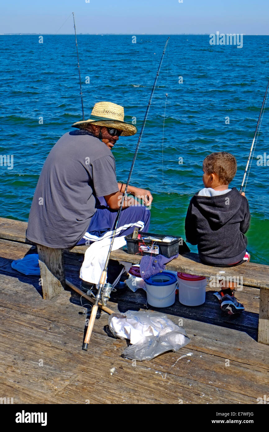 Padre e figlio la pesca come attività ricreative hobby condividere da parte di persone di tutte le età Anna Maria Island Florida FL Foto Stock
