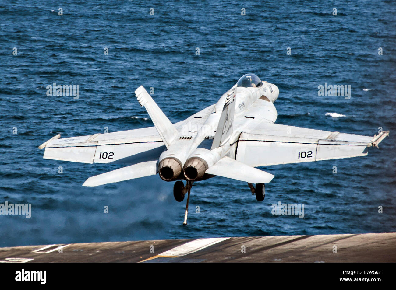 Un US Navy F/A-18E Super Hornet fighter aircraft decolla dal ponte di volo della portaerei USS George H.W. Bush la voce off su un combattimento sortie contro bersagli ISIS Settembre 23, 2014 nel Golfo Persico. Il militare ha lanciato il primo impatti diretti su bersagli ISIS all'interno della Siria. Foto Stock