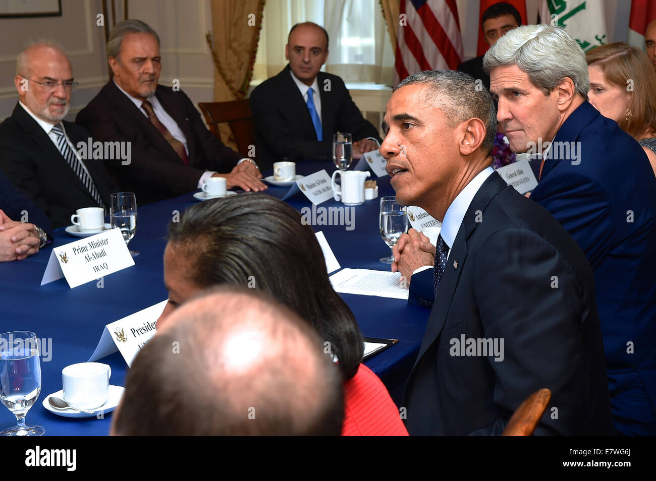 Il Presidente Usa Barack Obama, affiancato dal Segretario di Stato John Kerry, indirizzi di reporters in occasione di un incontro con i membri dell'anti-ISIL coalizione - compresi i leader da Iraq e Arabia Saudita, in Qatar, negli Emirati arabi uniti, Giordania e Bahrain - a margine dell'Assemblea generale delle Nazioni Unite riunione di settembre 23, 2014 nella città di New York, NY. Foto Stock